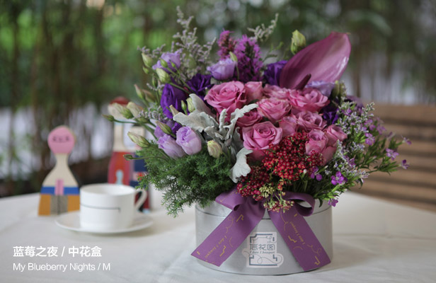 花盒保养Tips: 花盒里面是保存水份的花泥,需要透过花朵间隙给里面注入少量水分,以保持花泥湿润。通常玫瑰娇嫩,请勿直接向花瓣处喷水。 花束保养Tips: ·完美观赏:可将花束直立于桌面,每天往花束的中心点枝干部位注入少量水分,以保持花束底部花泥板的充足水分。 ·散漫自在:可拆开包装,将花束根据自己的喜好调整后放进适合的花器里。
